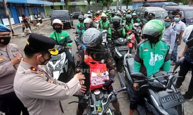 Harga BBM Naik, Polres Kediri Bagikan 150 Paket Sembako Untuk Ojol dan Supir Angkot