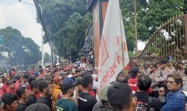 Tolak Revitalisasi, PKL SLG Demo Pemkab Kediri
