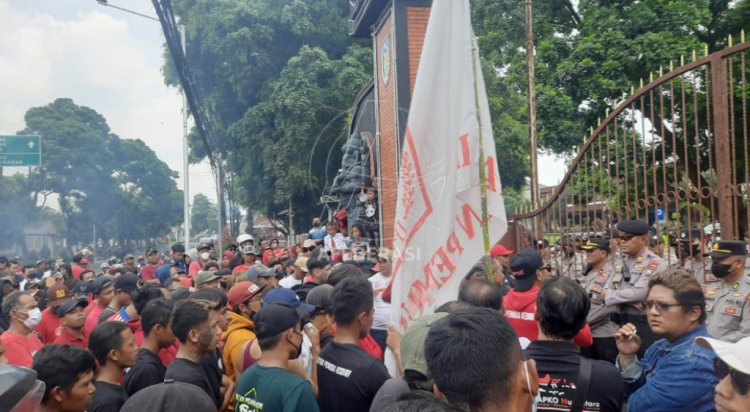 Tolak Revitalisasi, PKL SLG Demo Pemkab Kediri