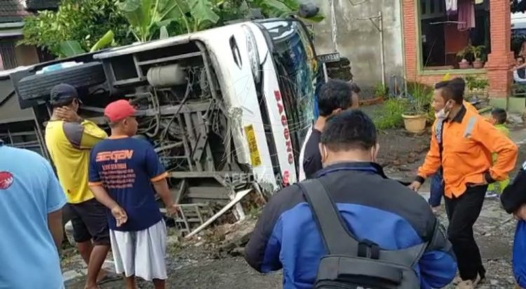 Bus Bagong di Kediri Terguling