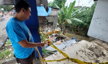 Saluran Irigasi Mampet, Tiga Kios di Bantaran Sungai Kembangan Ambles