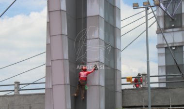 Perindah Bangunan, VRI Kediri Bersihkan Kerak Debu Jembatan Brawijaya