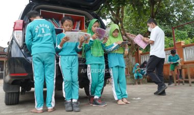 Mobil Disdik Kabupaten Kediri Disulap Jadi Perpustakaan Keliling