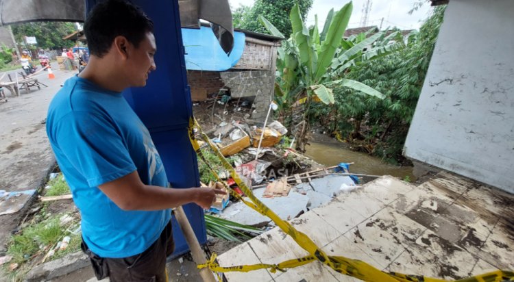 Saluran Irigasi Mampet, Tiga Kios di Bantaran Sungai Kembangan Ambles