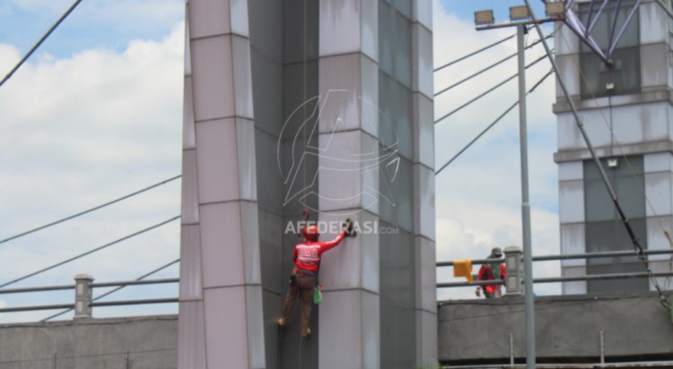Perindah Bangunan, VRI Kediri Bersihkan Kerak Debu Jembatan Brawijaya