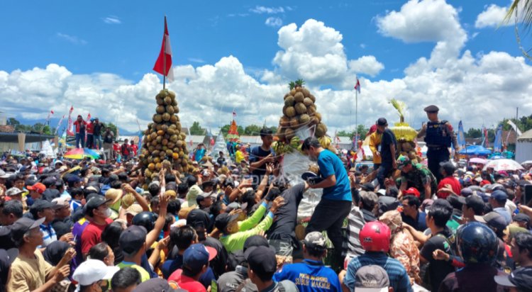 Ribuan Warga Serbu Tumpeng Raksasa Durian di Sedekah Bumi Pulud Ketan