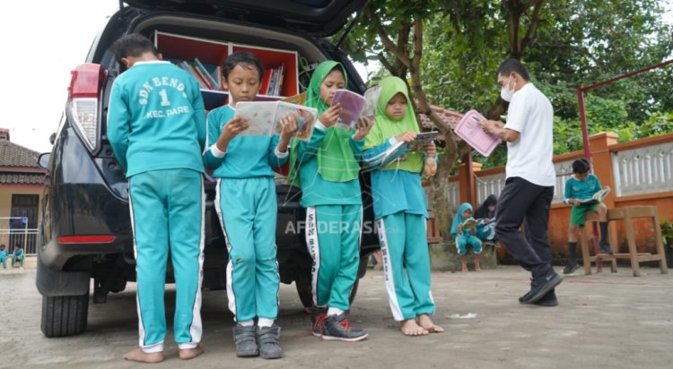 Mobil Disdik Kabupaten Kediri Disulap Jadi Perpustakaan Keliling