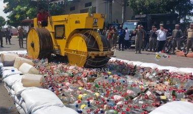 Satpol PP Kabupaten Kediri Musnahkan 2672 Miras Ilegal